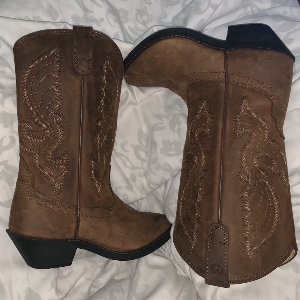 **SOLD**hyanna NWOT women’s sz.7&1/2 boots
